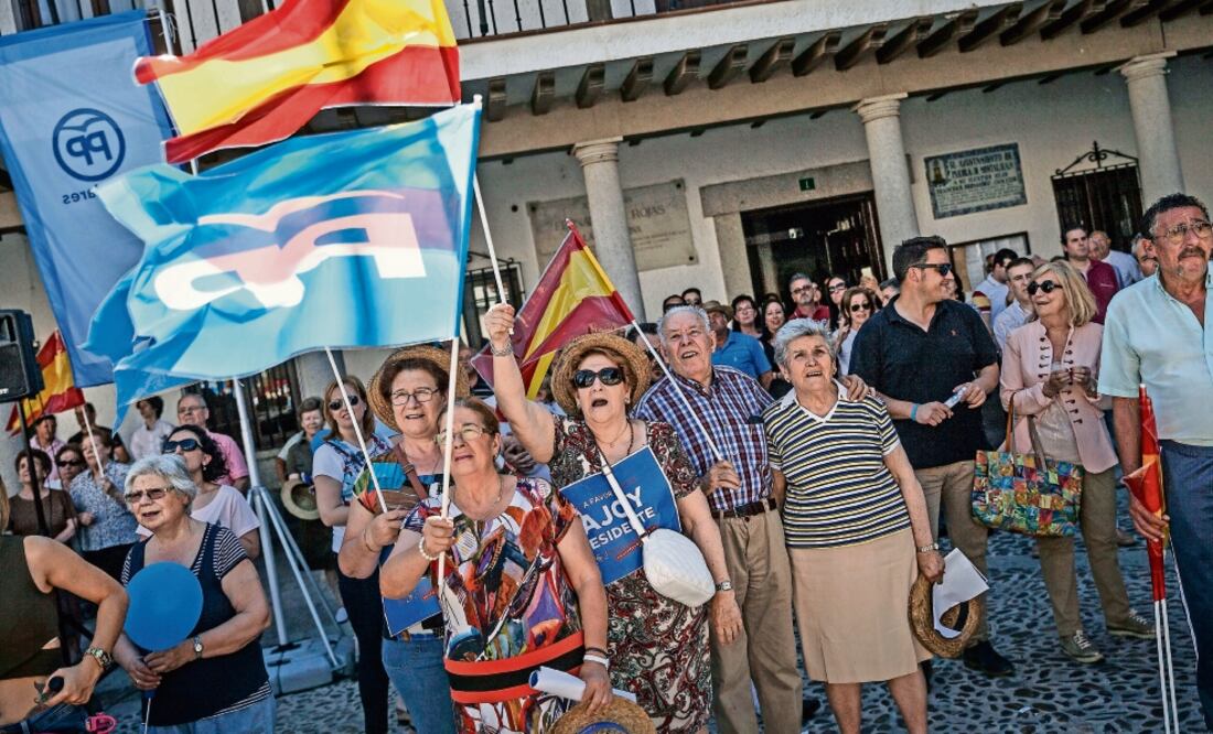 Partidarios del presidente de gobierno en funciones Mariano Rajoy ondean banderas de España y del PP en un acto de campaña en La Puebla de Montalbán (DANIEL OCHOA DE OLZA. AP)