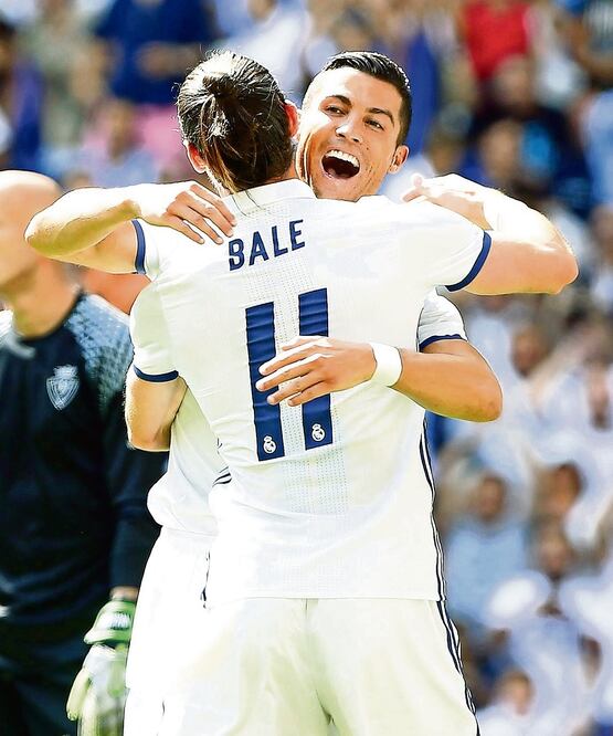 Bale felicitó a “CR7 ” al concretar la asistencia, al minuto 5 sobre Osasuna (PABLO GARCÍA. XINHUA)