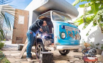 Dan premio a "El Profe de la combi" por ayudar a que niños sigan estudiando en Tamaulipas