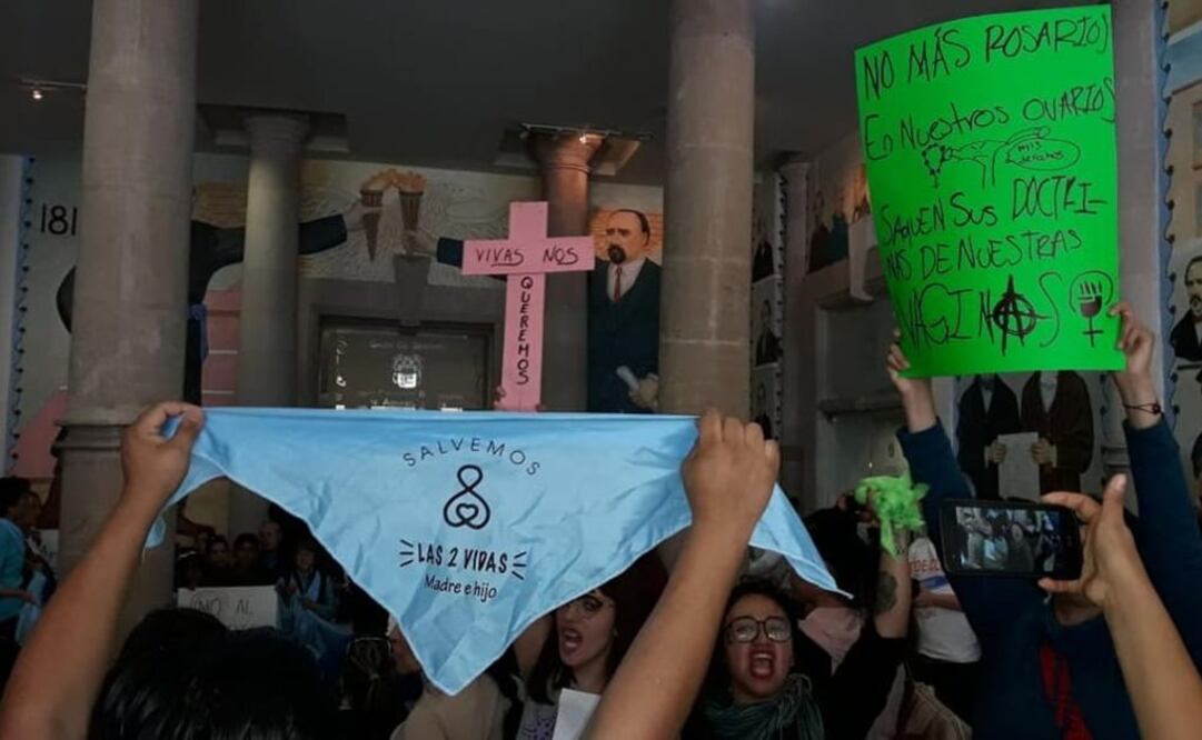 Protestas de grupos provida y colectivos femininistas en el Congreso del Estado. Foto: Xóchitl Álvarez