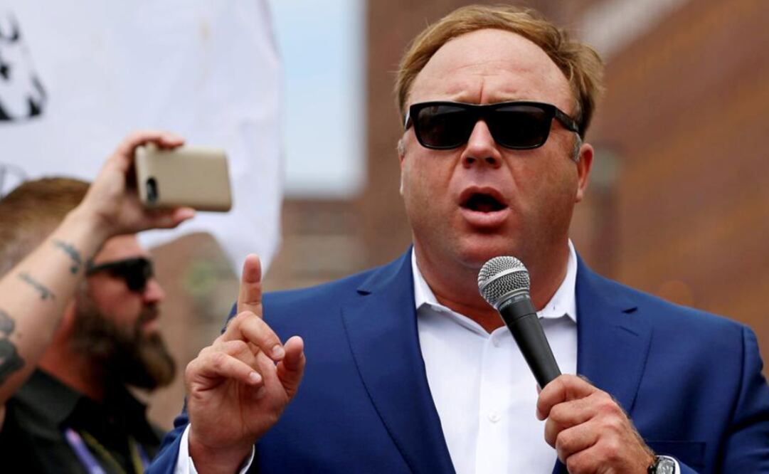 Facebook y YouTube también emitieron comunicados similares alegando que Jones violó las normas de sus redes sociales