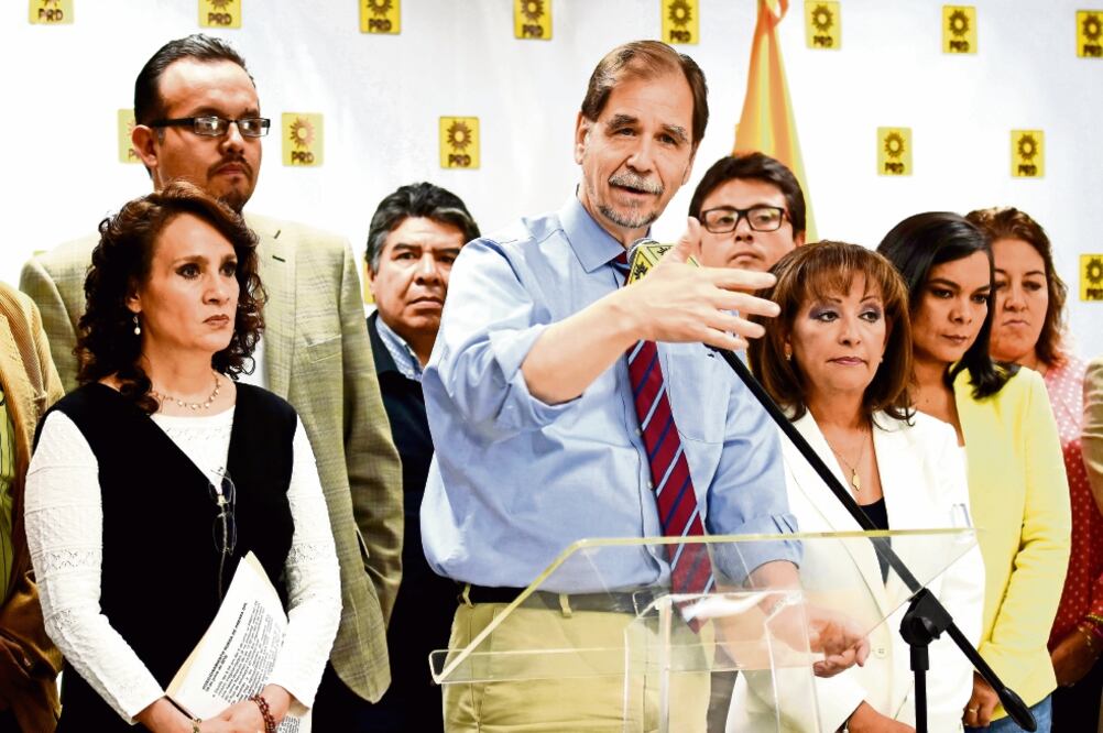 La dirigencia nacional del PRD, encabezada por Agustín Basave, refrendó su apoyo a Lorena Cuéllar (tercera de izq. a der.), candidata de ese partido al gobierno de Tlaxcala (PRD)