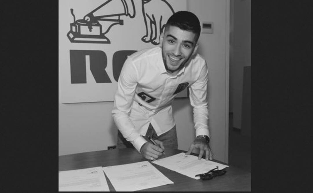 Zayn compartió una imagen firmando nuevo contrato Foto:Twitter