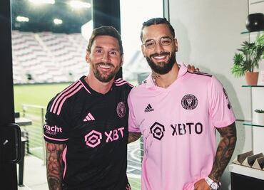 Messi recibe a Maluma en Miami y le regala un jersey firmado