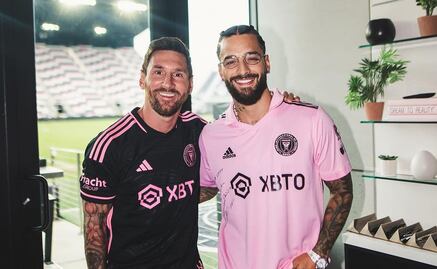 Messi recibe a Maluma en Miami y le regala un jersey firmado