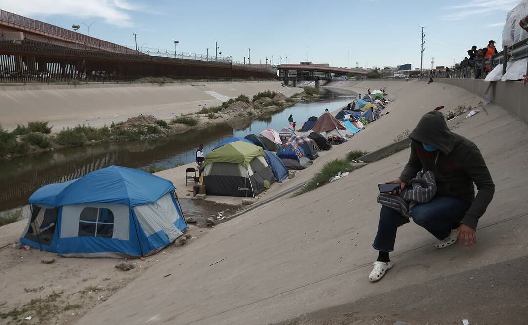 Pese al frío viento que azotó ayer en Ciudad Juárez, los venezolanos no abandonan su sueño de cruzar al vecino país y permanecen en el campamento. Foto: Paola Gamboa/EL UNIVERSAL