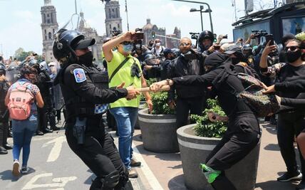 Resultan lesionadas 8 policías en marcha feminista de CDMX 