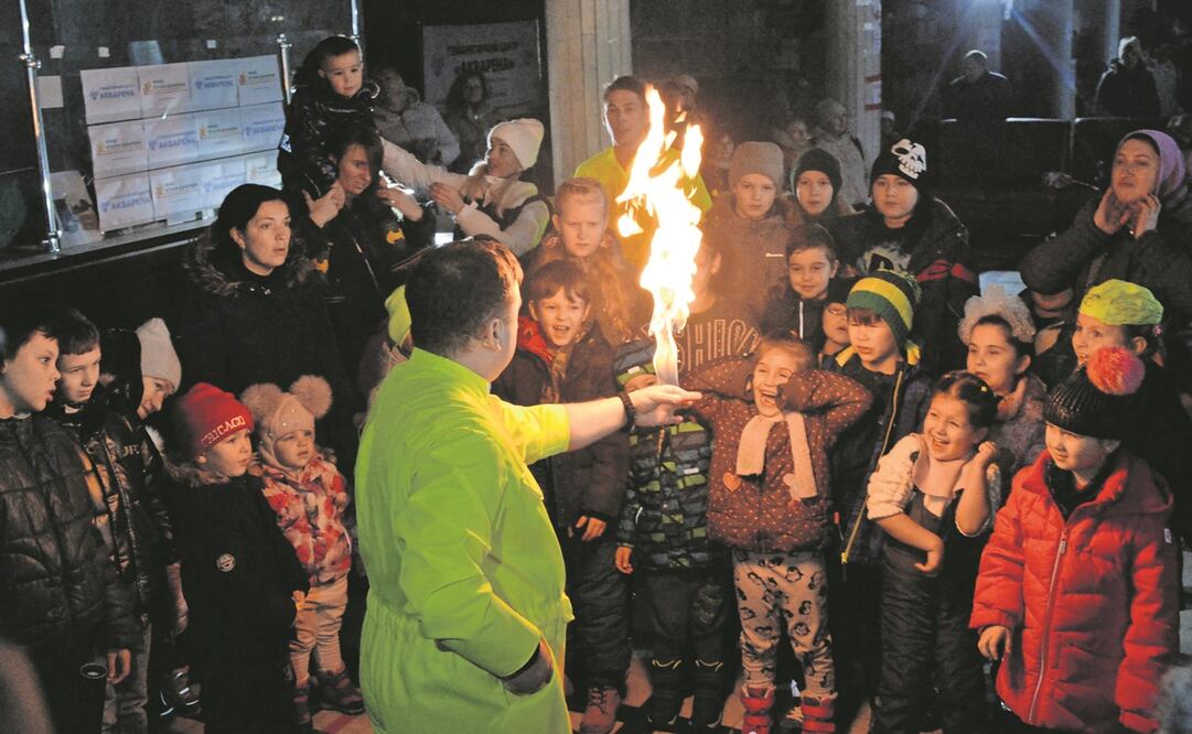 Un artista actúa para los niños en un centro de voluntarios durante el apagón parcial en Kharkiv. Foto: Sergey Bobok / AFP