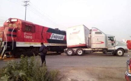 Ferrocarril arrastra tráiler que intentó ganarle el paso en Tultitlán 