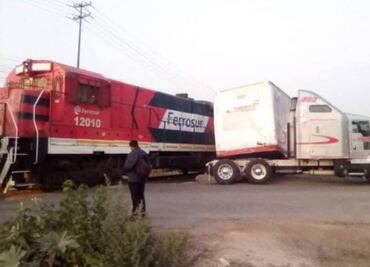 Ferrocarril arrastra tráiler que intentó ganarle el paso en Tultitlán