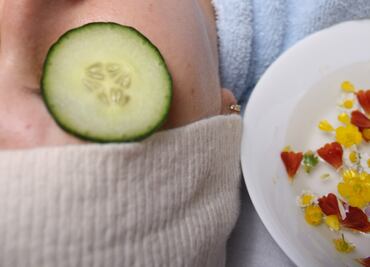 Refresca tu rostro después de desvelarte con estas mascarillas naturales