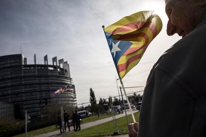 Unión Europea llama al diálogo con Cataluña pero defiende a España