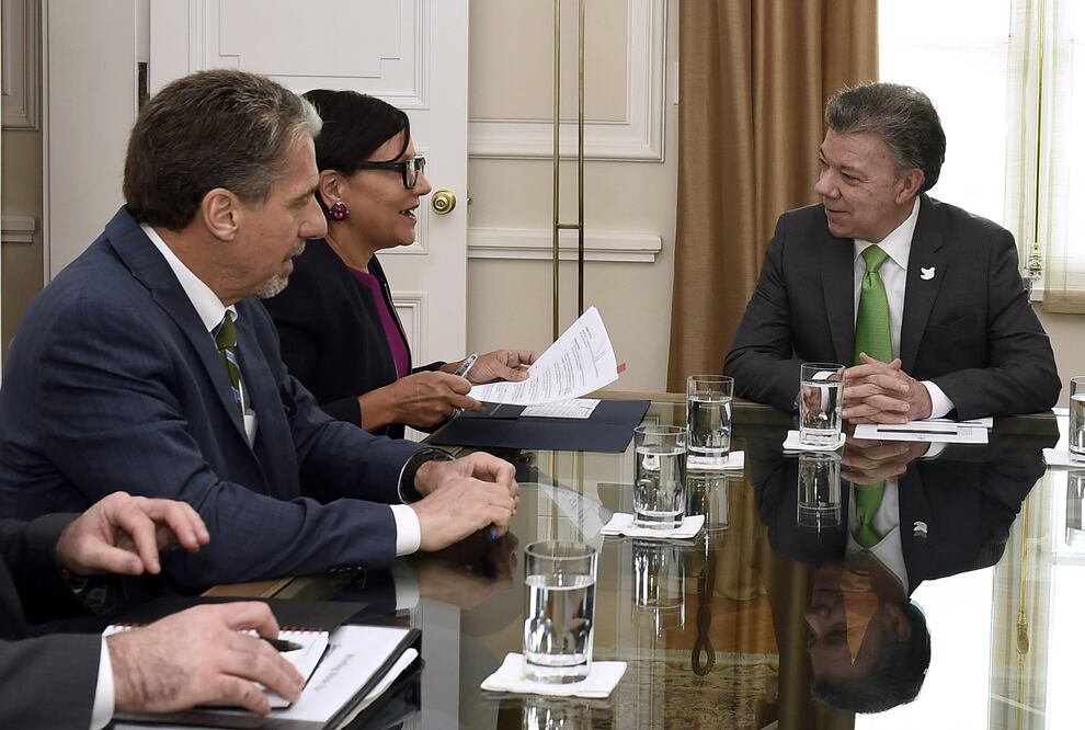 El presidente de Colombia Juan Manuel Santos durante una reunión con el embajador de EU en Colombia, Kevin Whitaker y la secretaria de Comercio de Estados Unidos, Penny Pritzker (Foto: EFE)