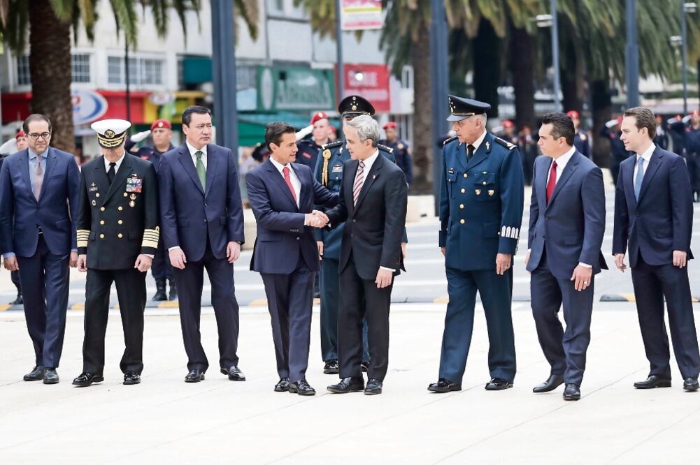 El presidente Enrique Peña Nieto pidió a los gobernadores y al jefe de Gobierno de la Ciudad de México, Miguel Ángel Mancera que fijen y cumplan una ruta para consolidar instituciones de seguridad (IVAN STEPHENS. EL UNIVERSAL)