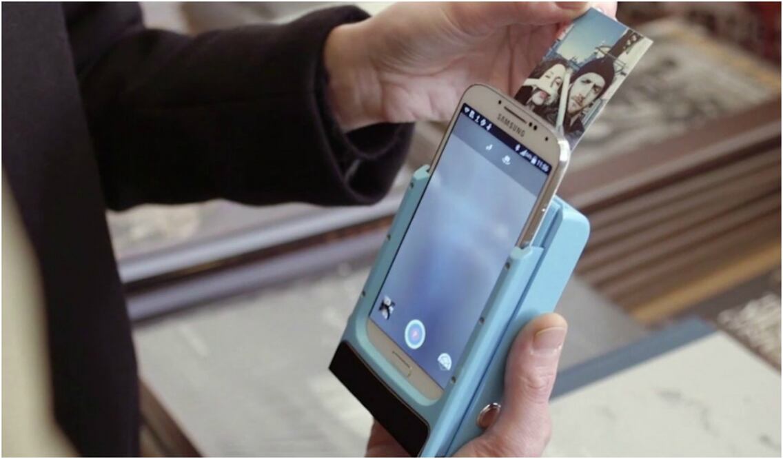 Con tan sólo montar tu teléfono a Prynt puedes imprimir tus fotografías en segundos