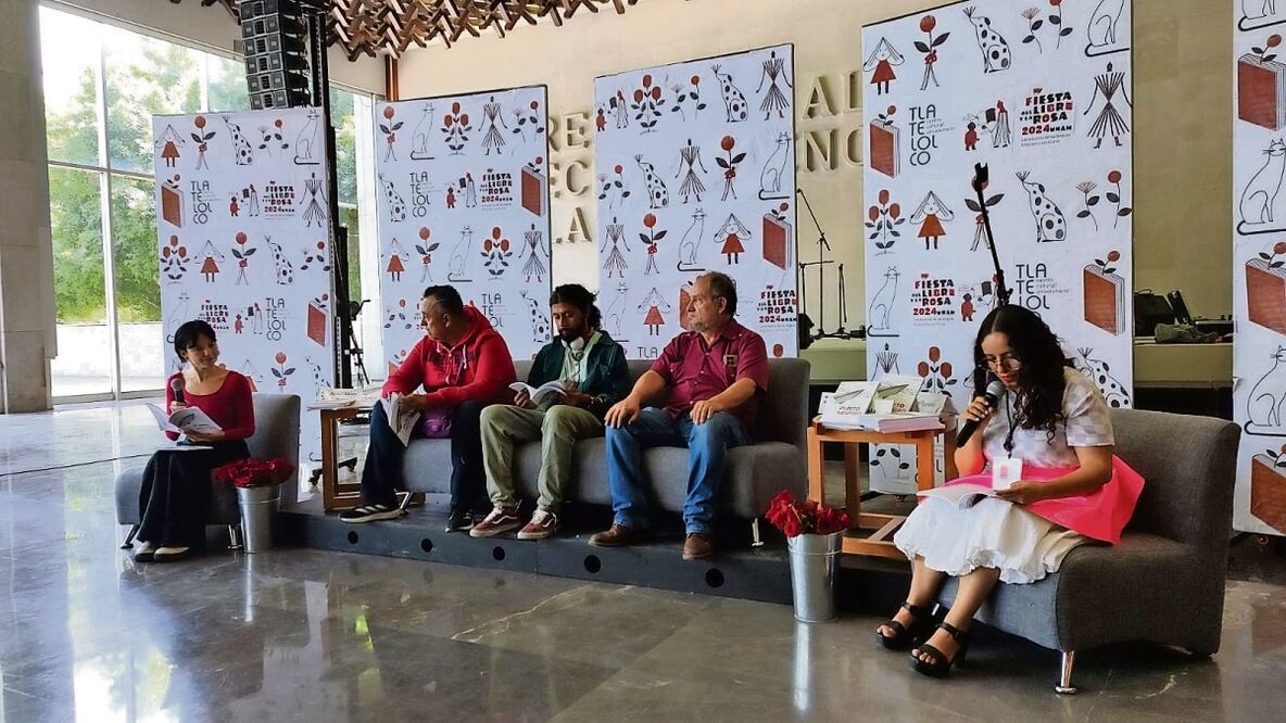 Diana Reséndiz Guerra (derecha) y algunos de los autores de las cartas que integran el libro que se presentó el pasado domingo en el CCUT. Foto: Cristopher Cabello