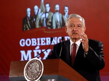 AMLO se compromete a revisar prohibición de que operen taxis de apps en el AICM