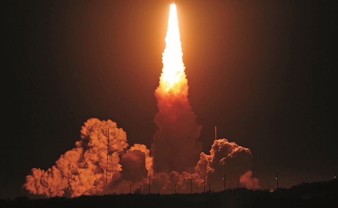 El cohete SLS de la NASA, en el Centro Espacial Kennedy.