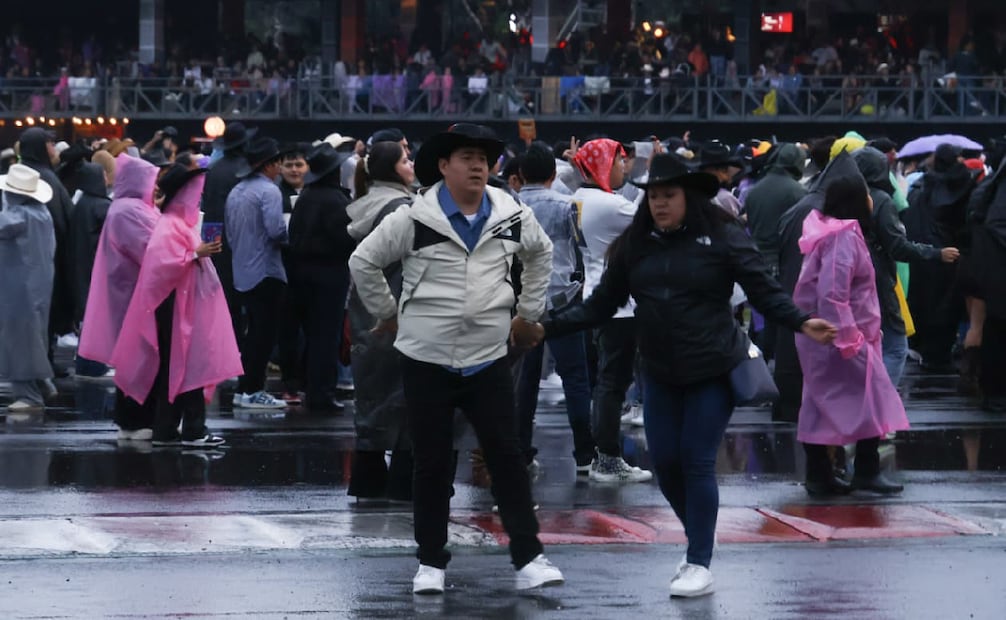 Pese al frío y la lluvia los asistentes salieron de sus refugios para bailar al ritmo de la cumbia. Foto: Karla Guerrero/ El Universal