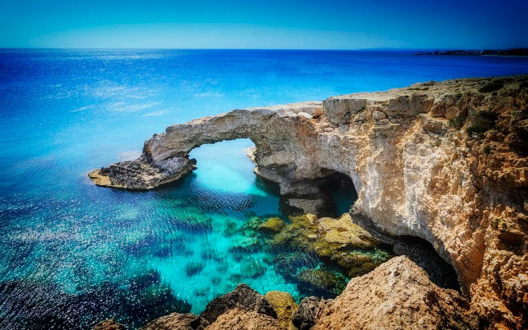 Chipre se caracteriza por sus impresionantes acantilados y formaciones rocosas, como este arco natural, cerca de Ayia Napa. (Foto: Istock)