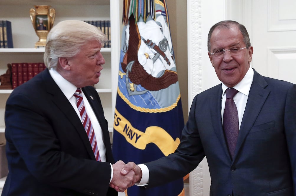 El presidente de EU, Donald Trump, y el ministro de Exteriores ruso, Serguéi Lavrov (Foto: Xinhua)