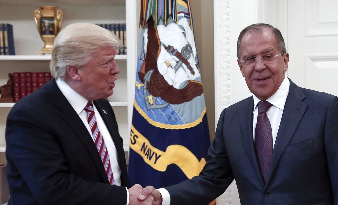 El presidente de EU, Donald Trump, y el ministro de Exteriores ruso, Serguéi Lavrov (Foto: Xinhua)