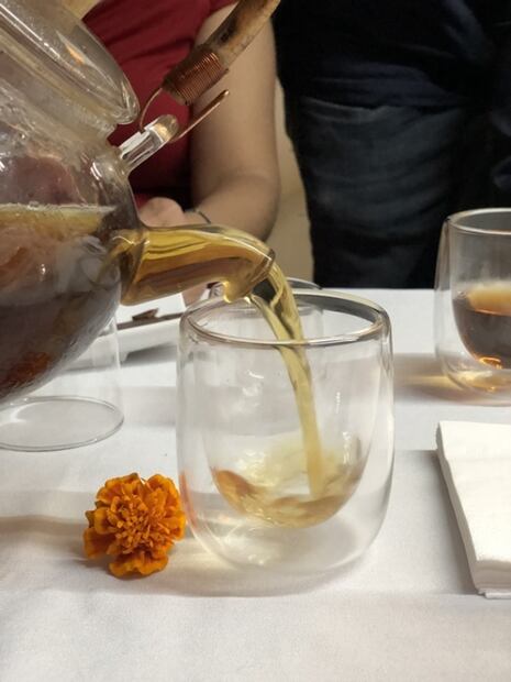 Flores, chocolate y té: tres grandes placeres unidos