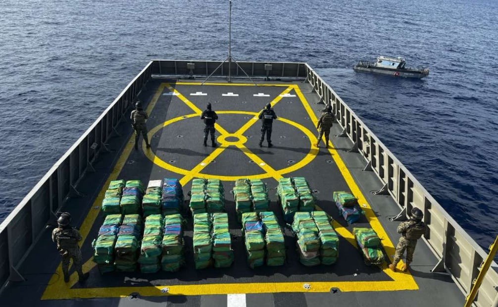 Semar en coordinación con la Guardia Costera de Estados Unidos asegura 188 bultos con toneladas de cocaína. Foto: Especial