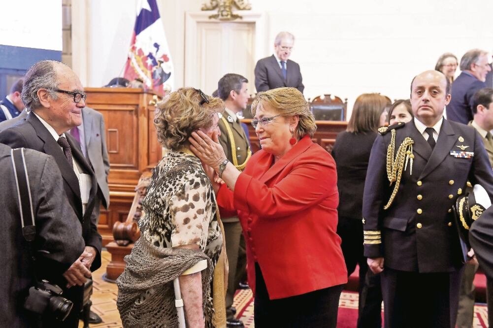 La presidenta chilena Michelle Bachelet agradece a los presentes en un discurso ante militares que estuvieron presos junto con su padre, Alberto (REUTERS)