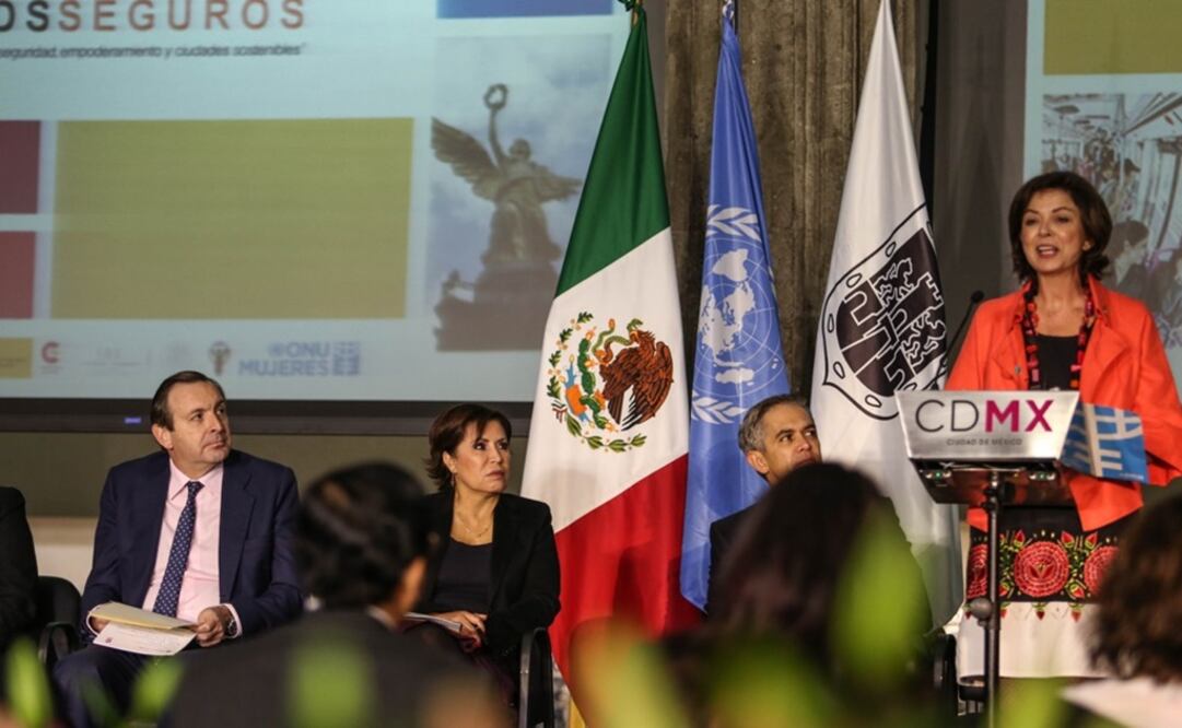 La funcionaria federal escucha una de las intervenciones durante el "Foro Global Ciudades y Espacios Públicos Seguros para Mujeres y Niñas", celebrado en la CDMX. /Especial