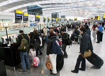 Entra en vigor el veto de EU y RU a dispositivos electrónicos en vuelos