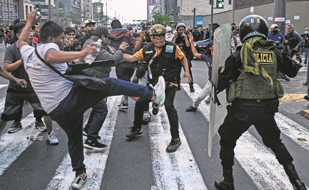 Seguidores del expresidente peruano Pedro Castillo se enfrentaron contra la policía antidisturbios durante una manifestación, en Lima.Foto: Ernesto Benavides/AFP