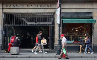 El histórico Pasaje Catedral: comercios de arte sacro que resisten la gentrificación 