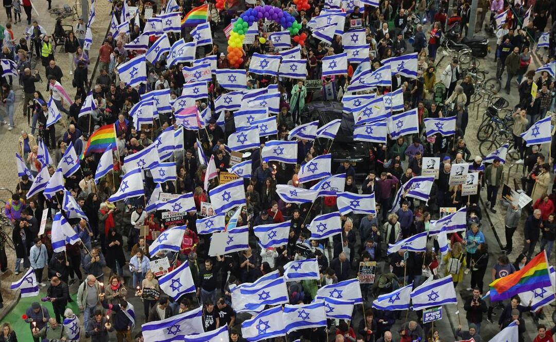 Asistentes a una manifestación, en Tel Aviv, contra los planes del gobierno de reforma del sistema de justicia. Foto: EFE