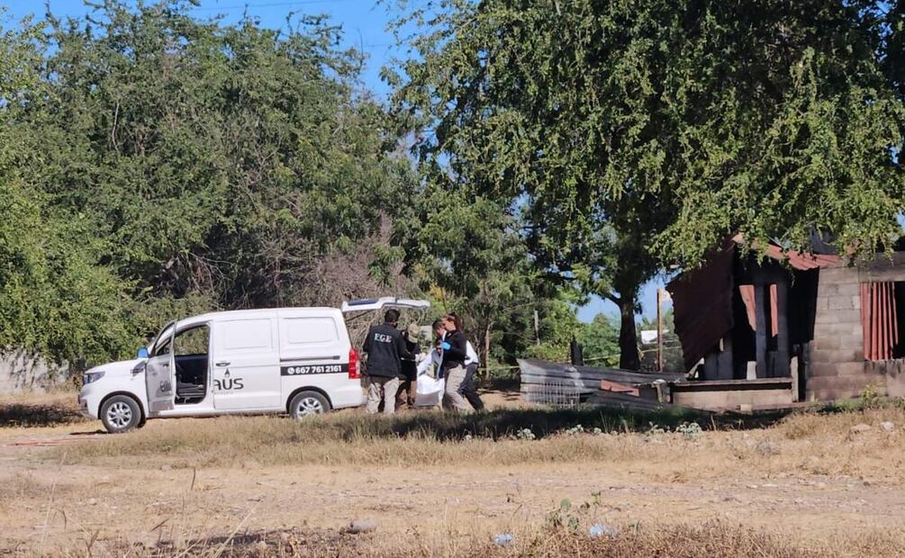 Peritos de la Fiscalía de Sinaloa arriban a una de las viviendas baleadas (29/01/2025). Foto: Cortesía