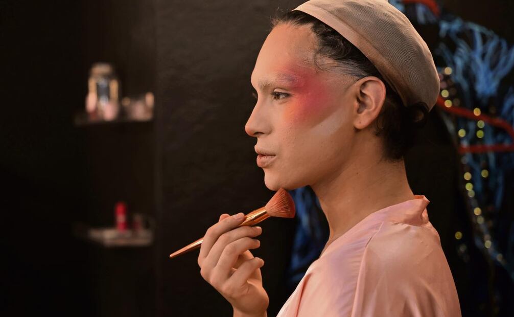 Lupita le brinda la oportunidad a Leexa Fox de probarse como actor.