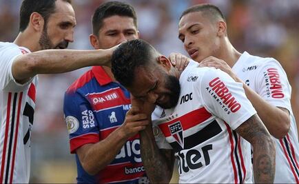 Avispas atacan a Dani Alves en pleno partido