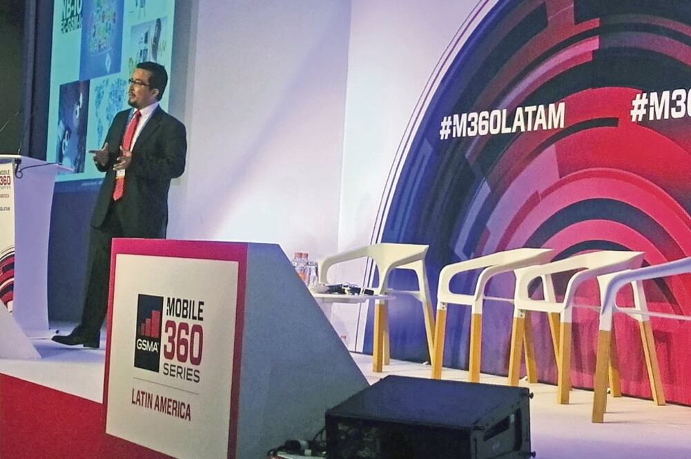 El responsable de la planeación de América Móvil, Roberto Jorge Hernández, señaló que la regulación para servicios de telecomunicaciones debe ser flexible y pidió a las autoridades que escuchen su visión del futuro (CARLA MARTÍNEZ. EL UNIVERSAL)