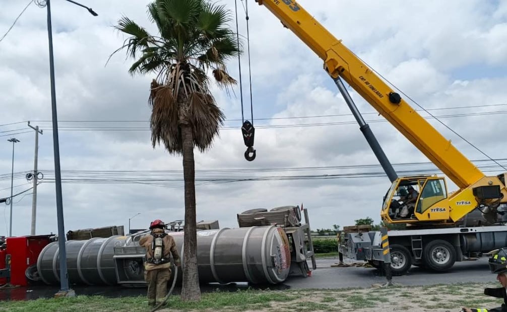 Vuelca pipa con combustible en carretera Reynosa-Monterrey; despliegan operativo para evitar fuga de combustible.
Foto: Especial.