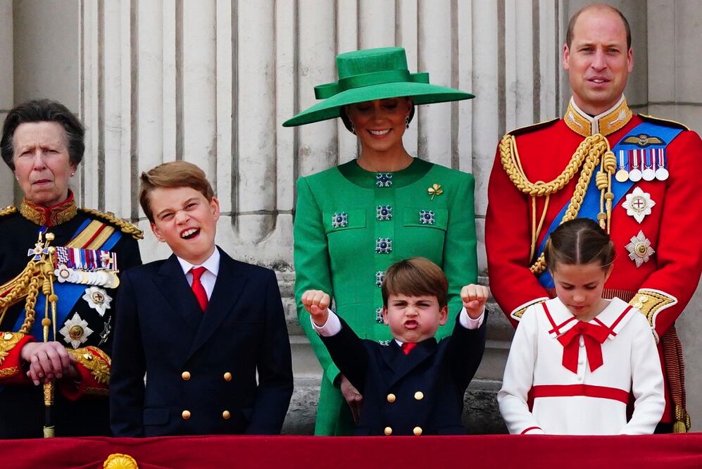 Desde la izquierda: la princesa Ana; el príncipe George; Kate, la princesa de Gales; el príncipe Louis; el príncipe William y la princesa Charlotte ven el vuelo desde el balcón del Palacio de Buckingham después de la ceremonia Trooping the Colour en el centro de Londres, el sábado 17 de junio de 2023. Foto: AP