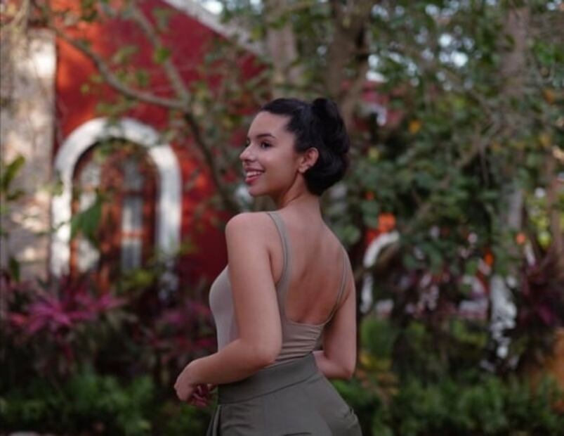 Ángela Aguilar deja al descubierto su espalda con blusa escotada