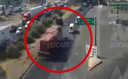 Combi invade carril y provoca accidente con tráiler que deja siete lesionados en Ecatepec