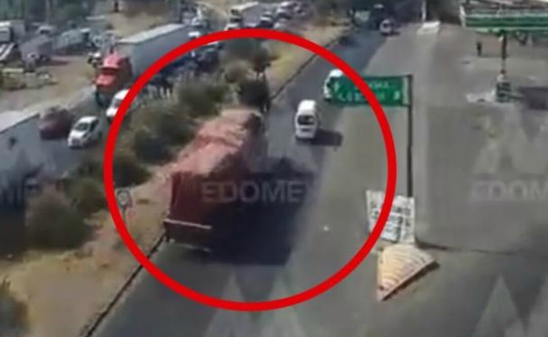 Combi invade carril y provoca accidente con tráiler que deja siete lesionados en Ecatepec