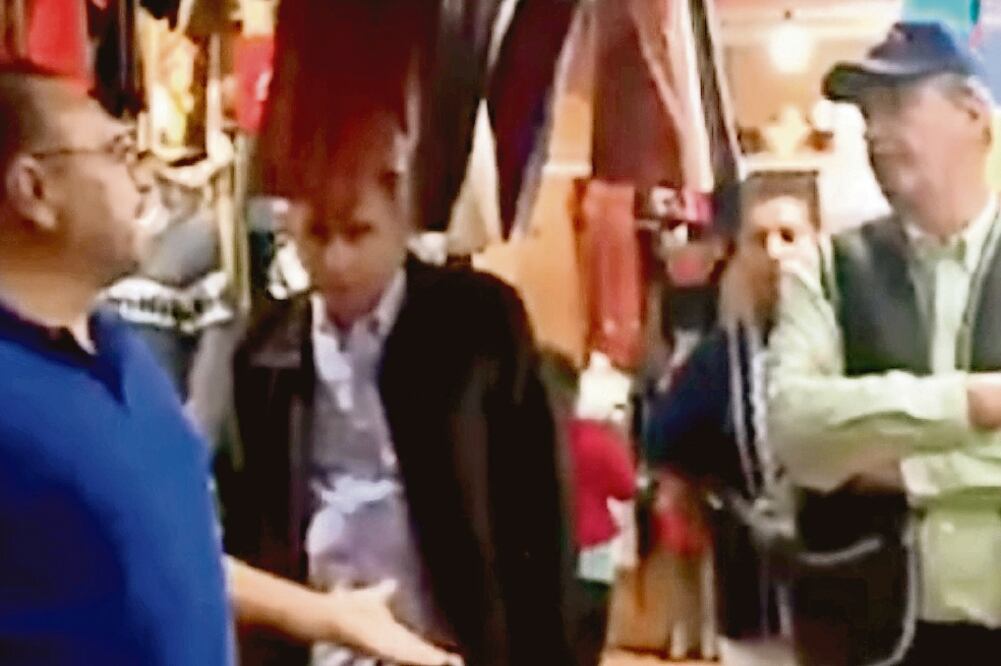 El ex presidente le dijo al comerciante: “Que te vaya muy bien”. Luego se retiró del mercado (ESPECIAL)