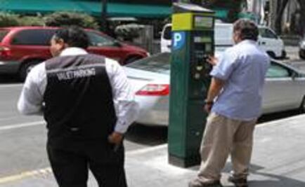 Abuso. Valets parking tienen el control de las calles	