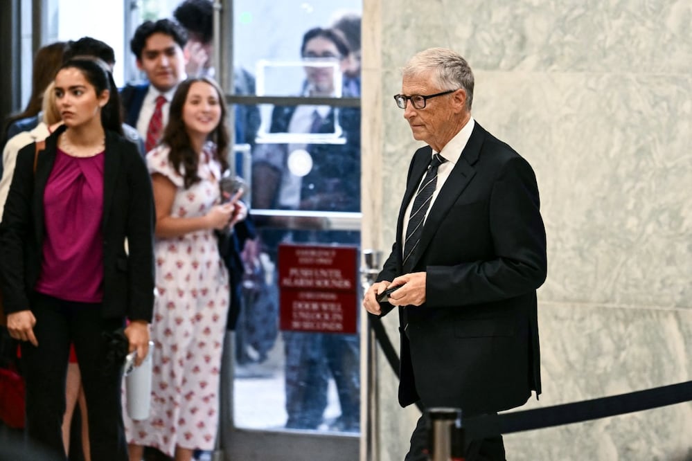 Bill Gates, fundador de Microsoft, a su llegada al Capitolio para dar testimonio ante un comité de la Cámara Baja sobre su relación con Jeffrey Epstein. FOTO: KENT NISHIMURA. AFP