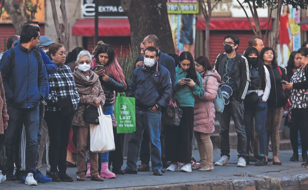 Ayer por la mañana prevaleció un ambiente frío, por lo que los capitalinos comenzaron a sacar las chamarras, gorros y bufandas. Foto: de DIEGO SIMÓN. EL UNIVERSAL