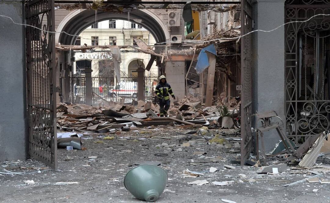 Un bombero camina entre los daños en la entrada de un edificio después del bombardeo de las fuerzas rusas de la Plaza de la Constitución en Kharkiv, la segunda ciudad más grande de Ucrania. Foto: Sergey Bobk. AFP