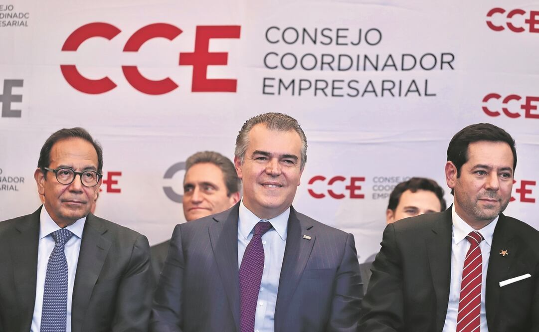Carlos Salazar Lomelin, Francisco Cervantes Díaz y José Antonio Abugaber, ayer durante la presentación del segundo como nuevo presidente del Consejo Coordinador Empresarial. Foto: Berenice Fregoso. EL UNIVERSAL