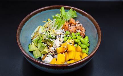 Aprende a preparar un poké bowl, el plato de moda